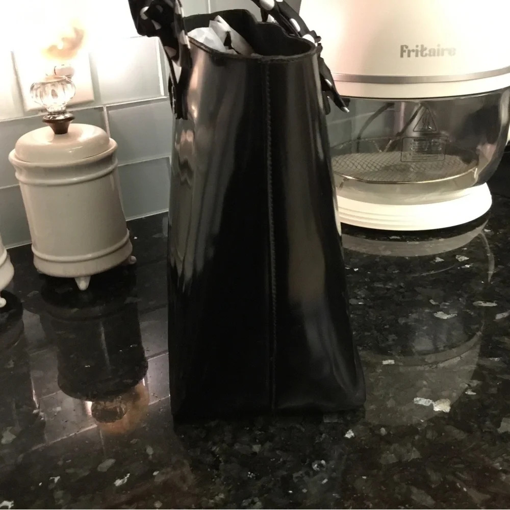 GUCCI black patent tote shoulder bag w/ matching attached pouch; gold hardware. - Picture 15 of 16